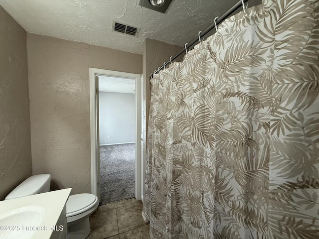 3506 97th St, Lubbock, TX 79423 - bathroom featuring toilet, vanity, a textured wall, a shower with curtain, and a textured ceiling