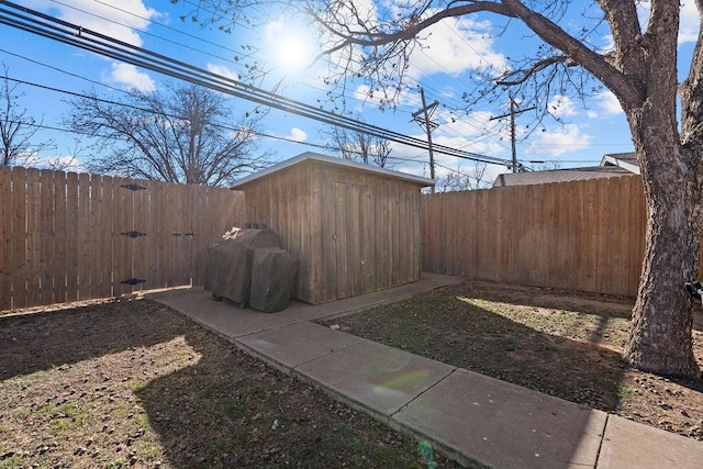 view of yard featuring a storage shed