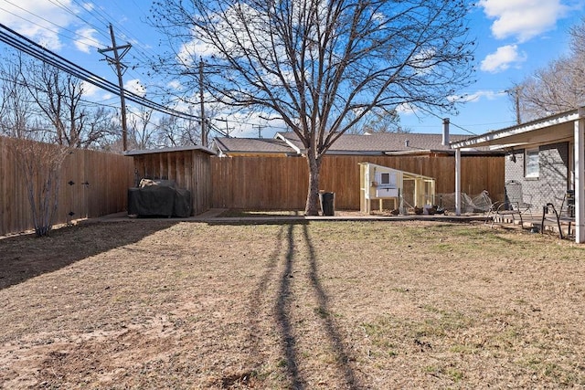 view of yard with an outbuilding