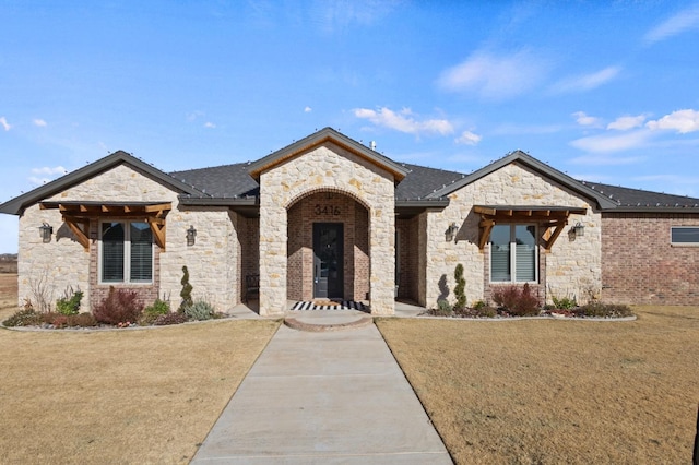 view of front of home featuring a front lawn