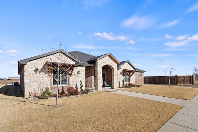 view of front facade featuring a front yard