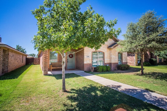 view of front of home featuring a front yard