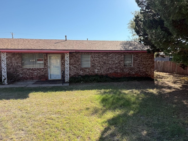 view of front of property featuring a front yard