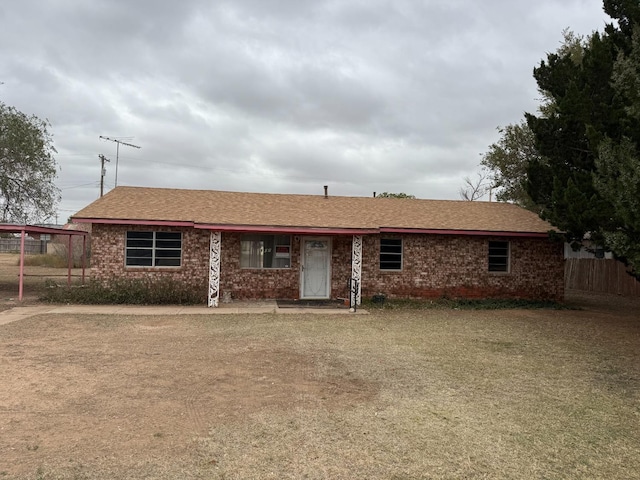 single story home with a front lawn