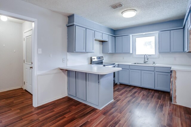 kitchen with electric stove, sink, dark hardwood / wood-style flooring, and kitchen peninsula