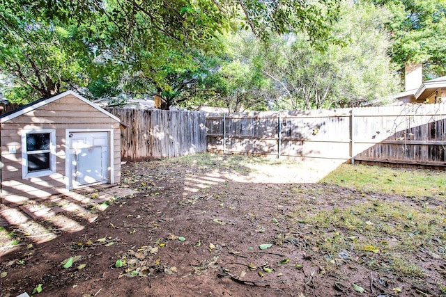 view of yard with a shed