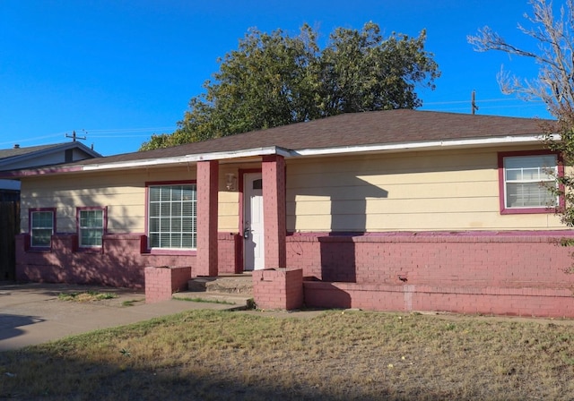 ranch-style house with a front yard