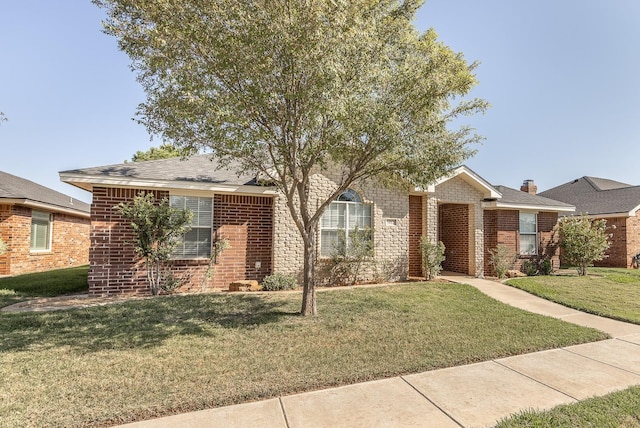 view of front of property featuring a front lawn