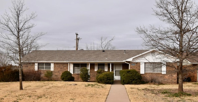 single story home featuring a front lawn