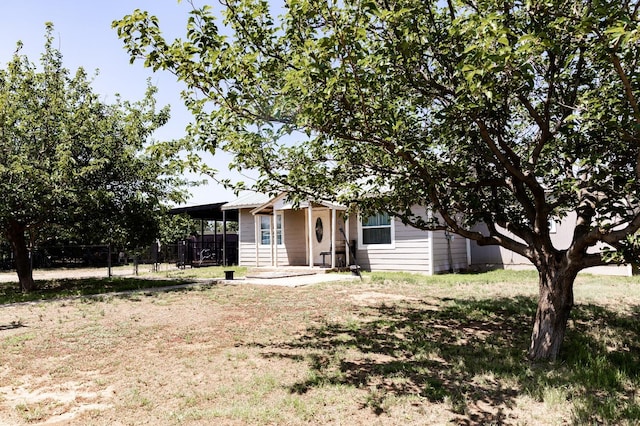 view of front of property featuring a front yard