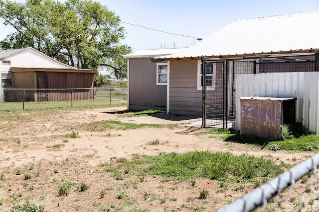 view of yard with an outdoor structure