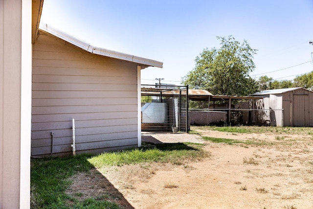 view of yard with a shed