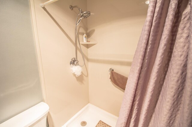 bathroom featuring a shower with shower curtain