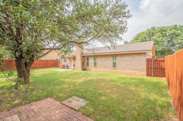 view of yard featuring a patio