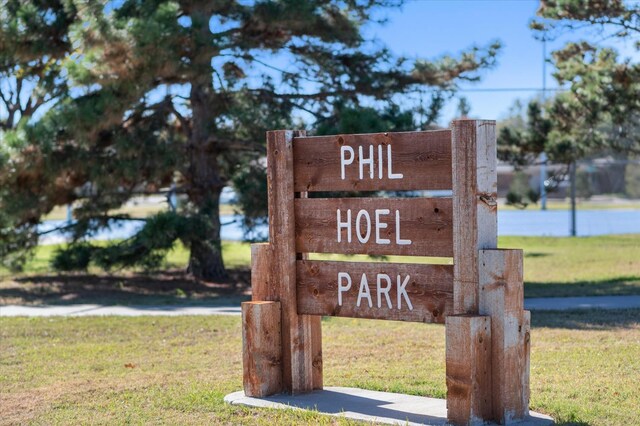 community sign with a lawn