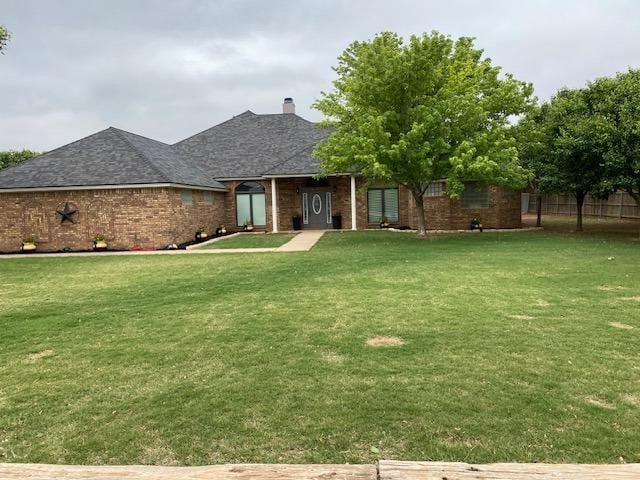 view of front facade featuring a front yard