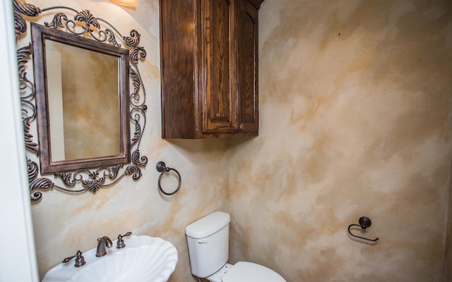 bathroom featuring toilet and sink