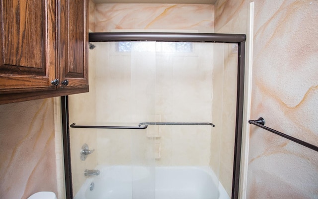 bathroom with enclosed tub / shower combo