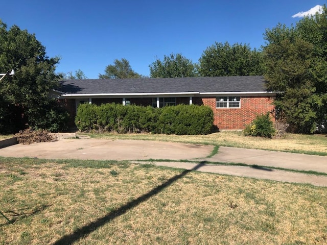 single story home featuring a front yard