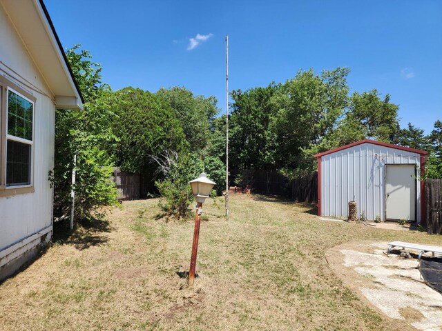 view of yard featuring a storage unit