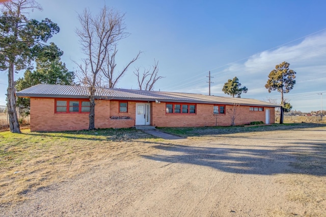 single story home with a front yard