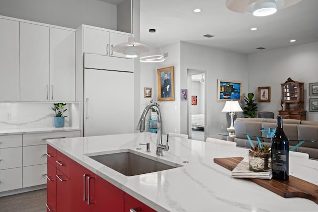 kitchen with recessed lighting, visible vents, open floor plan, a sink, and white refrigerator