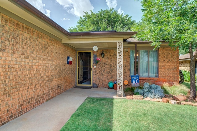 property entrance featuring a yard