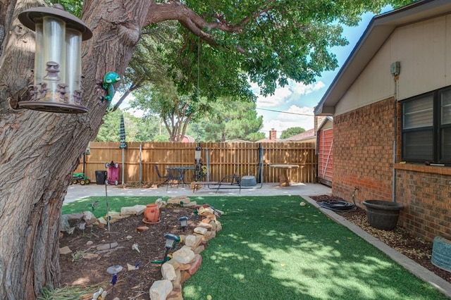 view of yard featuring a patio