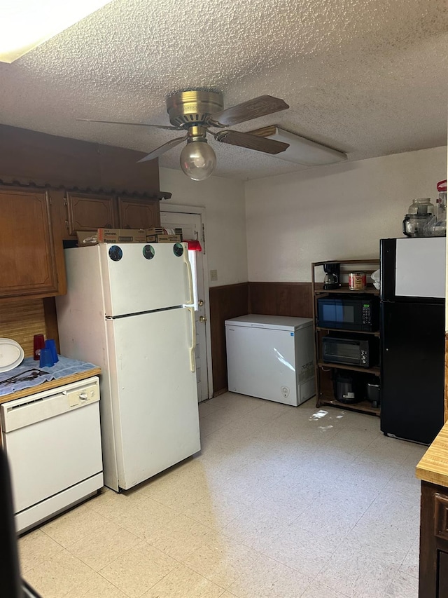 kitchen featuring a textured ceiling, ceiling fan, and black appliances