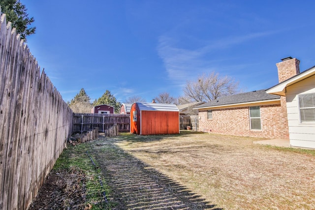 view of yard featuring a storage unit