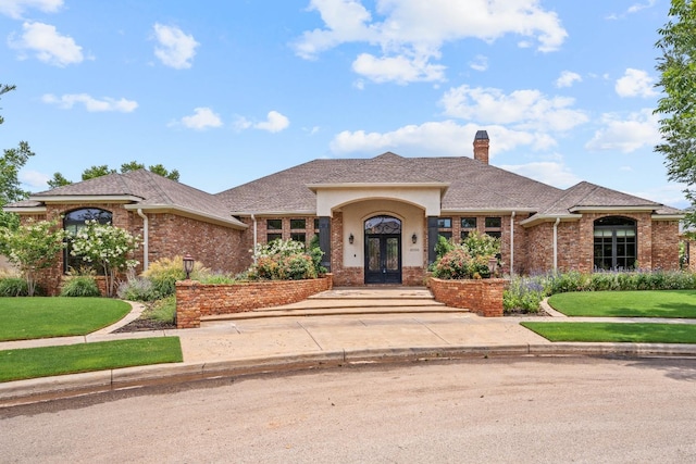 view of front of property featuring a front yard