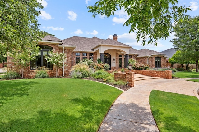 view of front of property with a front lawn