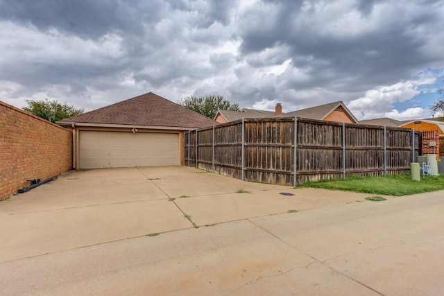 4107 101st St, Lubbock, TX 79423 - garage with driveway