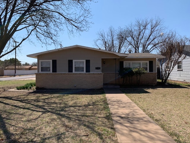 single story home featuring a front yard