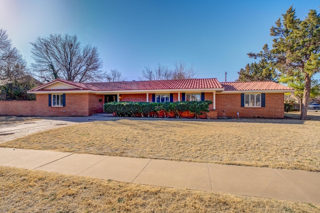 ranch-style house featuring a front lawn