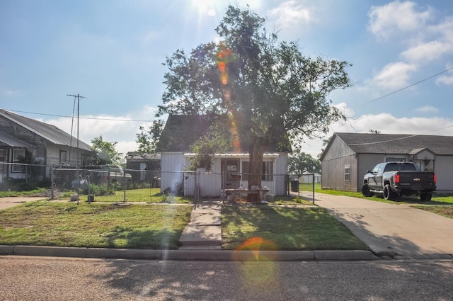 view of front facade featuring a front yard