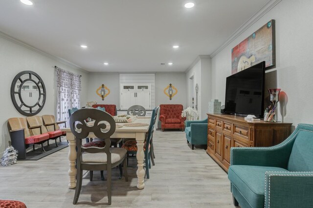 dining area featuring crown molding and light hardwood / wood-style floors