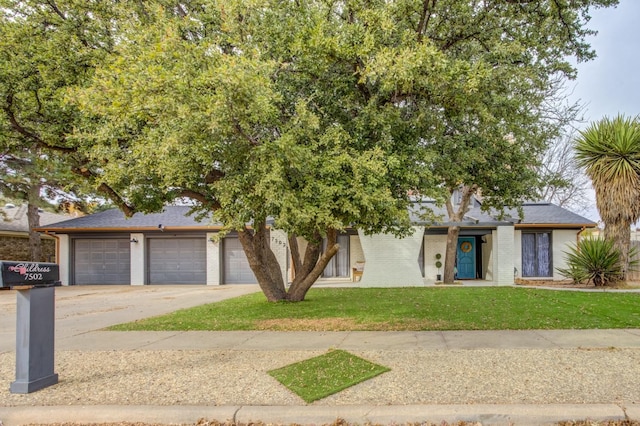 view of front facade with a garage