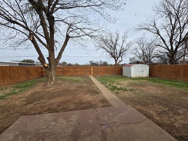 view of yard featuring a shed