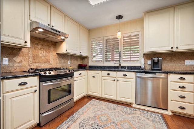 314 York Ave, Lubbock, TX 79416 - kitchen featuring stainless steel appliances, under cabinet range hood, light wood-type flooring, and tasteful backsplash