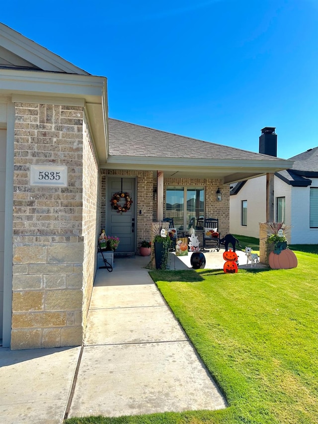 property entrance featuring a yard