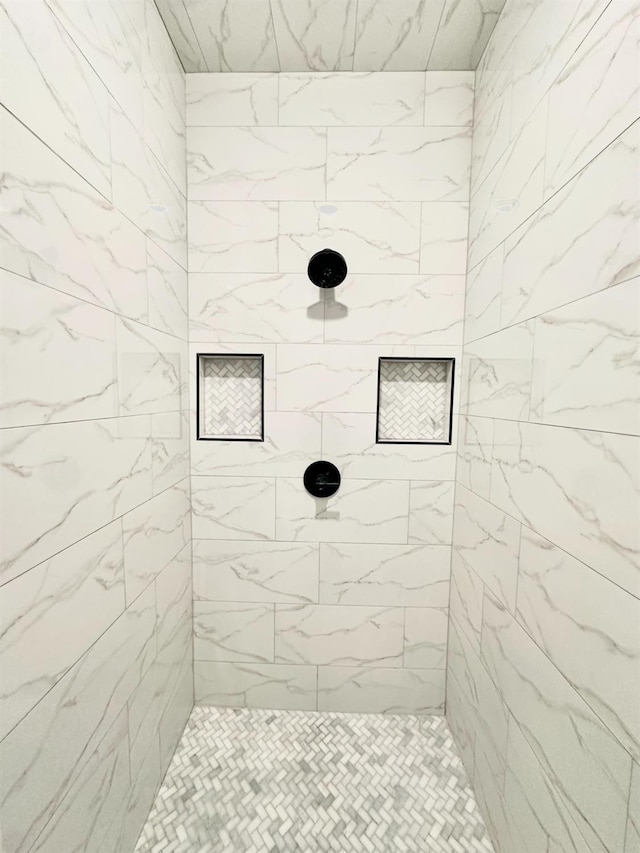 bathroom featuring tiled shower