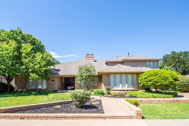 view of front of property featuring a front yard