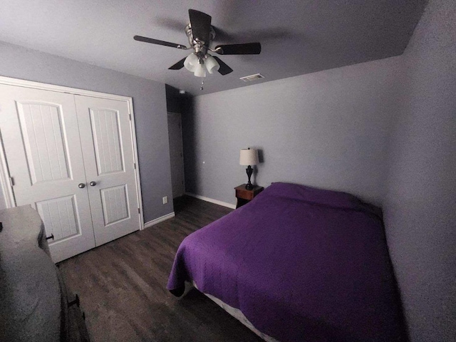 bedroom featuring dark wood-type flooring, ceiling fan, and a closet