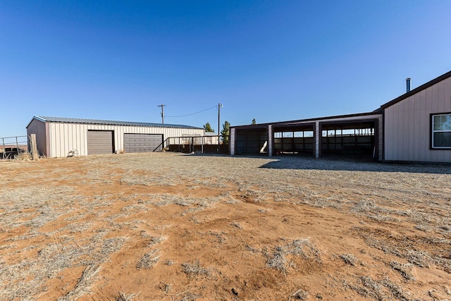 view of yard with an outbuilding