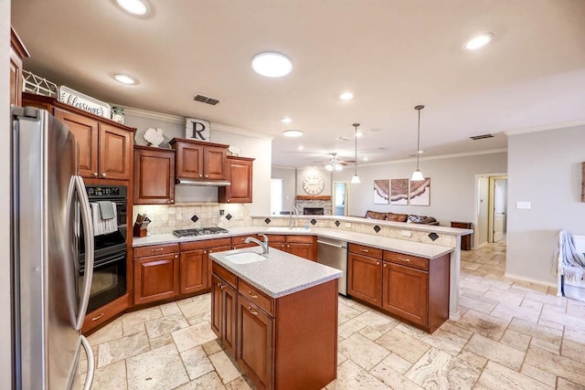 kitchen featuring sink, decorative light fixtures, a center island with sink, kitchen peninsula, and stainless steel appliances