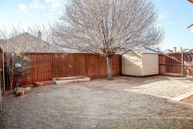 view of yard with a storage shed