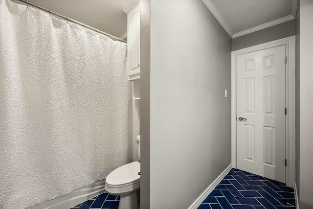 9214 York Pl, Lubbock, TX 79424 - bathroom with tile patterned flooring, crown molding, toilet, baseboards, and a shower with curtain
