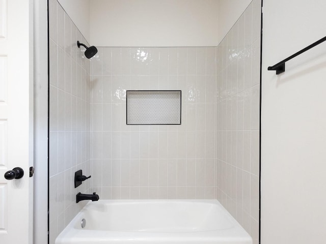 bathroom with tiled shower / bath combo