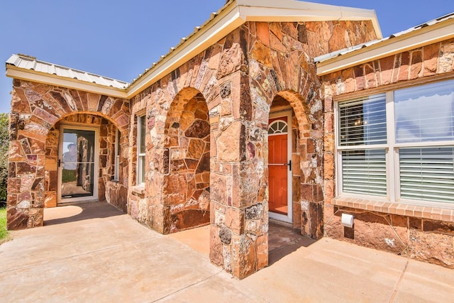 entrance to property featuring a patio area